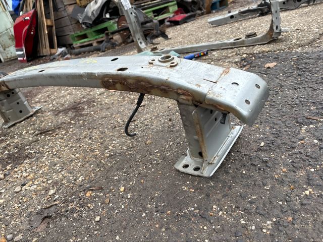 bontott TOYOTA VERSO Első Lökhárító Merevítő (Fém)