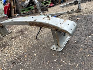 bontott TOYOTA VERSO Első Lökhárító Merevítő (Fém)