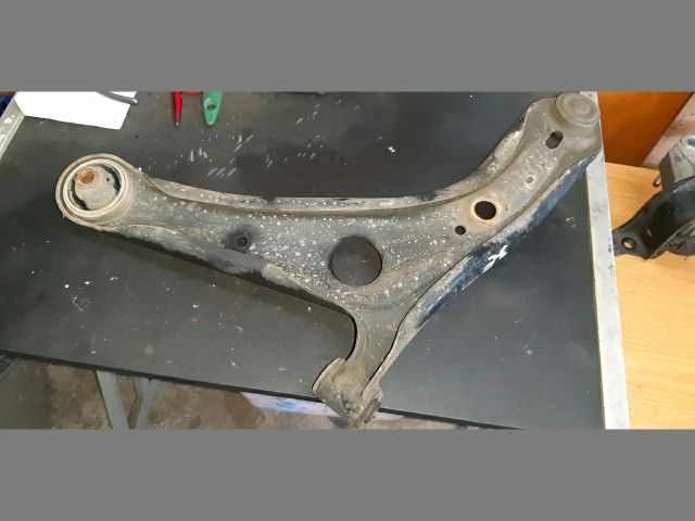 bontott TOYOTA YARIS Jobb első Lengőkar