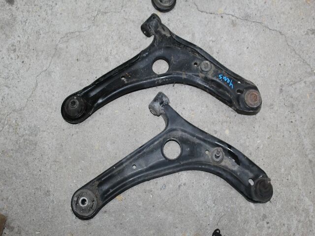 bontott TOYOTA YARIS Jobb első Lengőkar