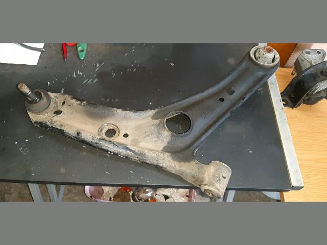 bontott TOYOTA YARIS Jobb első Lengőkar