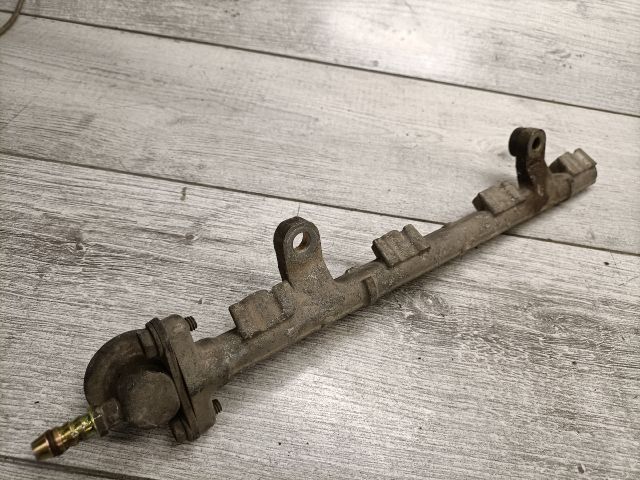 bontott TOYOTA YARIS Porlasztó Sor / Híd