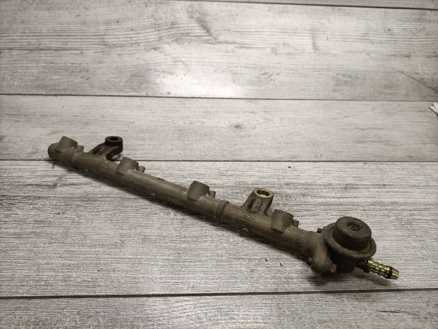 bontott TOYOTA YARIS Porlasztó Sor / Híd