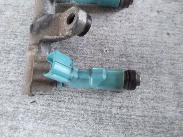 bontott TOYOTA YARIS Porlasztó Sor / Híd