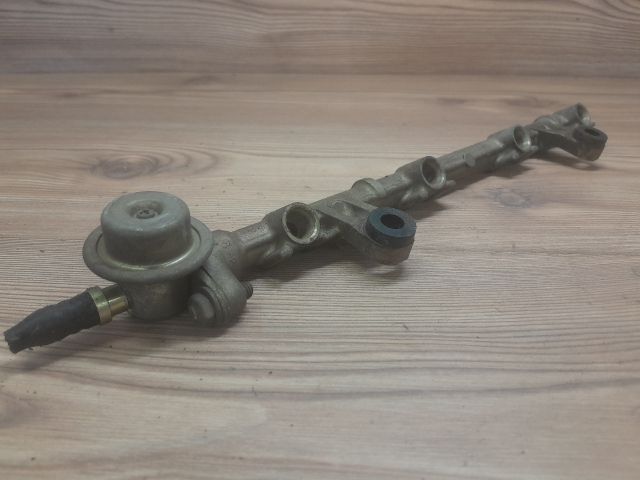 bontott TOYOTA YARIS Porlasztó Sor / Híd