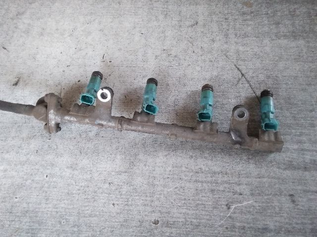 bontott TOYOTA YARIS Porlasztó Sor / Híd