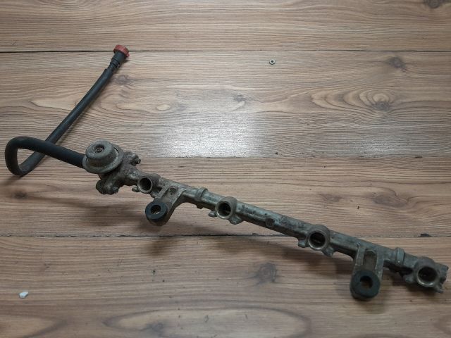 bontott TOYOTA YARIS Porlasztó Sor / Híd