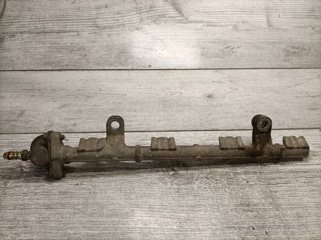 bontott TOYOTA YARIS Porlasztó Sor / Híd