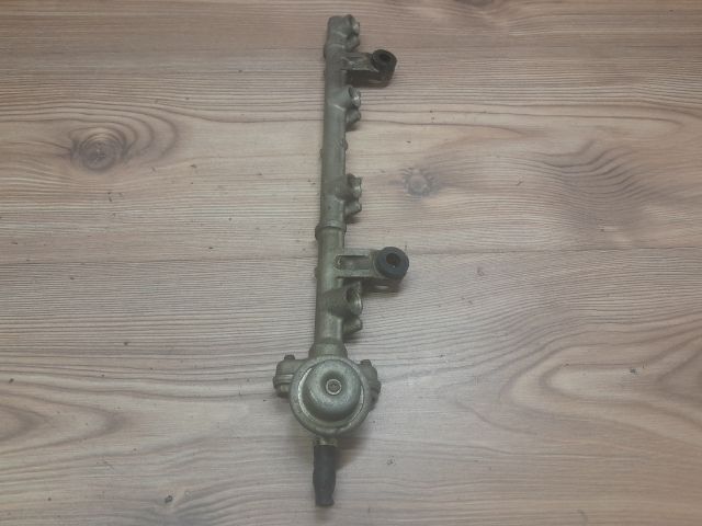 bontott TOYOTA YARIS Porlasztó Sor / Híd