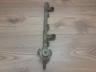 bontott TOYOTA YARIS Porlasztó Sor / Híd