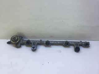 bontott TOYOTA YARIS Porlasztó Sor / Híd