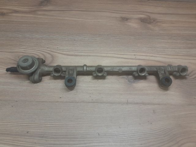 bontott TOYOTA YARIS Porlasztó Sor / Híd