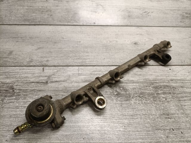 bontott TOYOTA YARIS Porlasztó Sor / Híd