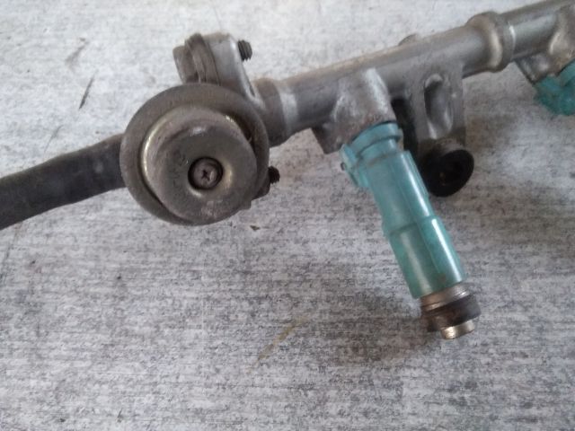 bontott TOYOTA YARIS Porlasztó Sor / Híd