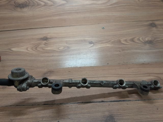 bontott TOYOTA YARIS Porlasztó Sor / Híd