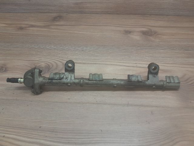 bontott TOYOTA YARIS Porlasztó Sor / Híd