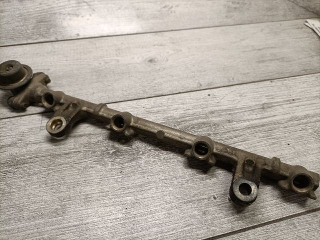 bontott TOYOTA YARIS Porlasztó Sor / Híd