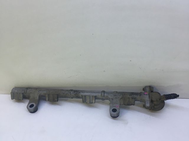 bontott TOYOTA YARIS Porlasztó Sor / Híd