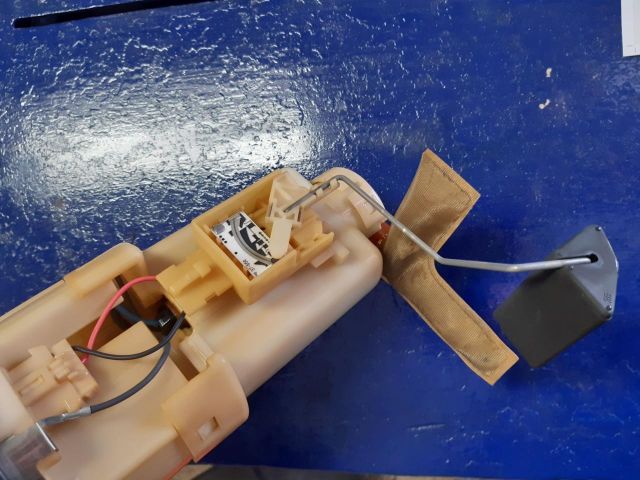 bontott TOYOTA YARIS Üzemanyagszint Jeladó