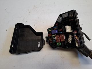 bontott TOYOTA YARIS Biztosítéktábla Motortér