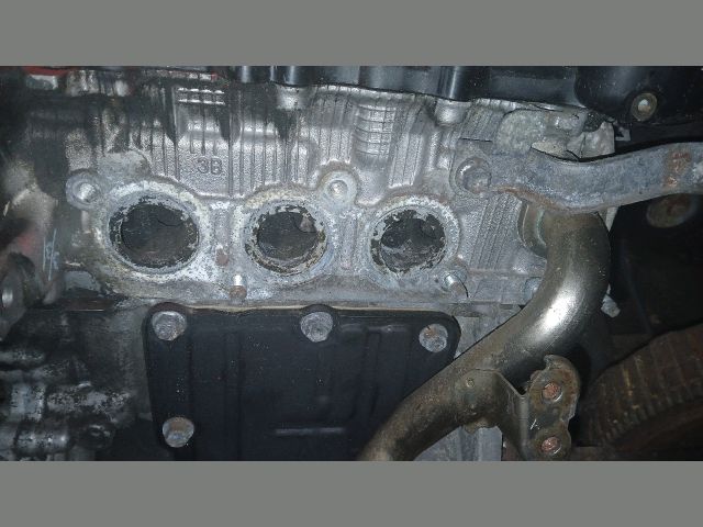 bontott TOYOTA YARIS Motor (Fűzött blokk hengerfejjel)