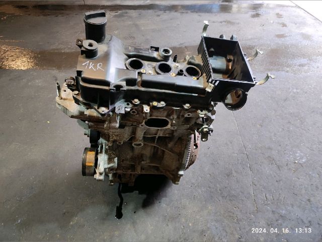 bontott TOYOTA YARIS Motor (Fűzött blokk hengerfejjel)