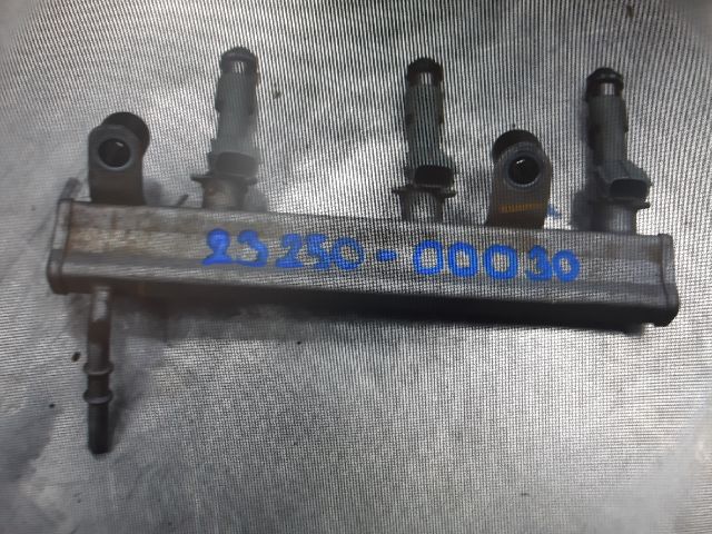 bontott TOYOTA YARIS Porlasztó Sor / Híd