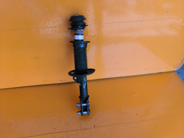 bontott TOYOTA YARIS Bal első Lengéscsillapító