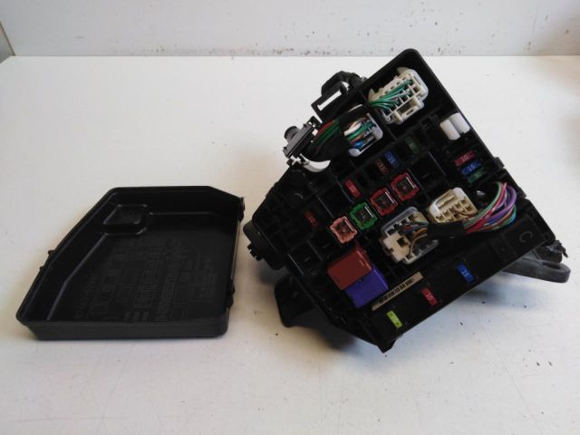 bontott TOYOTA YARIS Biztosítéktábla Motortér