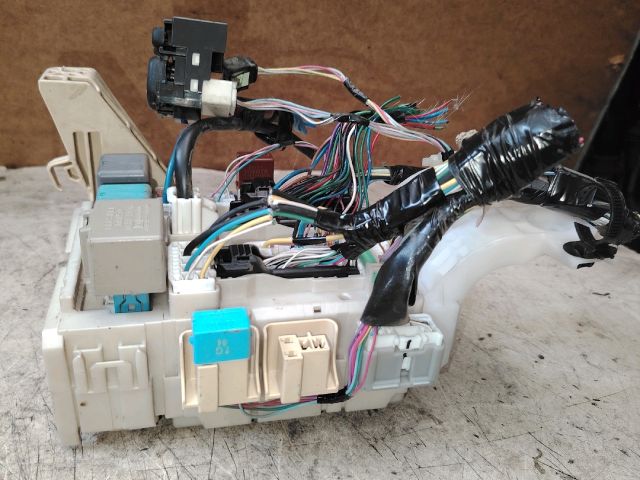 bontott TOYOTA YARIS Biztosítéktábla Motortér