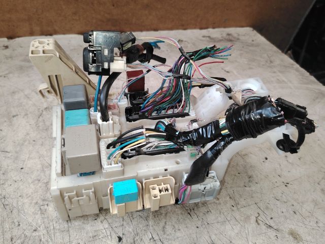 bontott TOYOTA YARIS Biztosítéktábla Motortér