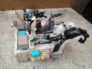 bontott TOYOTA YARIS Biztosítéktábla Motortér