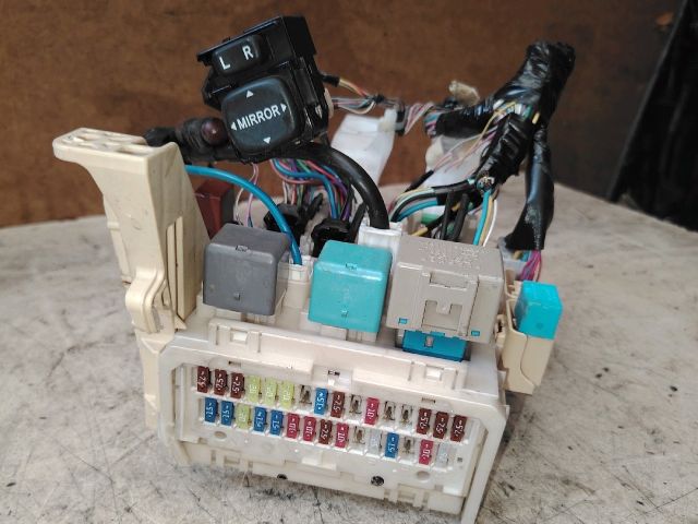 bontott TOYOTA YARIS Biztosítéktábla Motortér