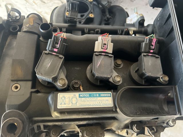 bontott TOYOTA YARIS Motor (Fűzött blokk hengerfejjel)