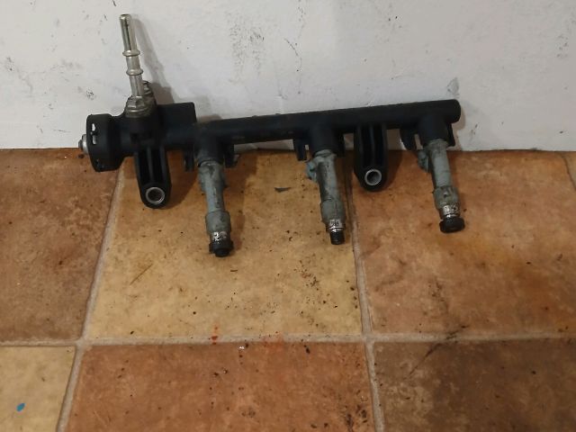 bontott TOYOTA YARIS Porlasztó Sor / Híd