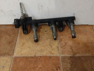 bontott TOYOTA YARIS Porlasztó Sor / Híd