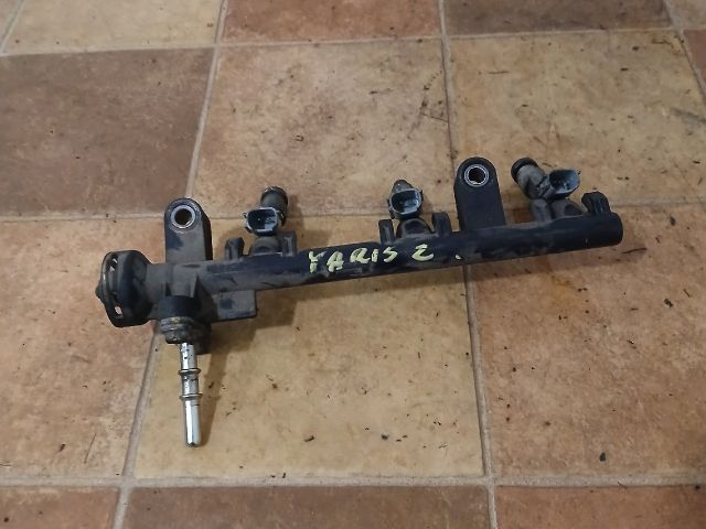 bontott TOYOTA YARIS Porlasztó Sor / Híd