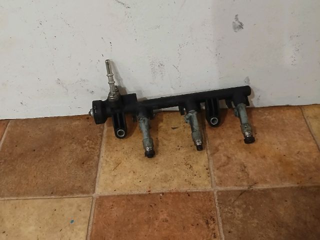 bontott TOYOTA YARIS Porlasztó Sor / Híd