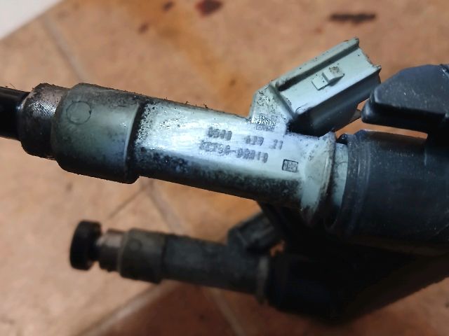 bontott TOYOTA YARIS Porlasztó Sor / Híd