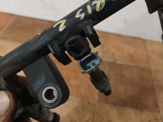 bontott TOYOTA YARIS Porlasztó Sor / Híd