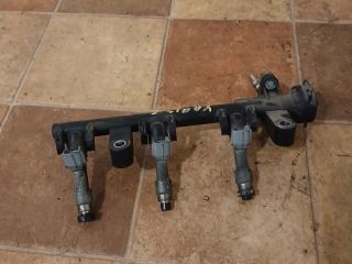 bontott TOYOTA YARIS Porlasztó Sor / Híd