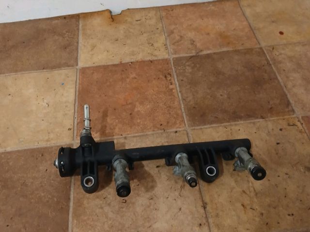 bontott TOYOTA YARIS Porlasztó Sor / Híd