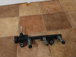 bontott TOYOTA YARIS Porlasztó Sor / Híd