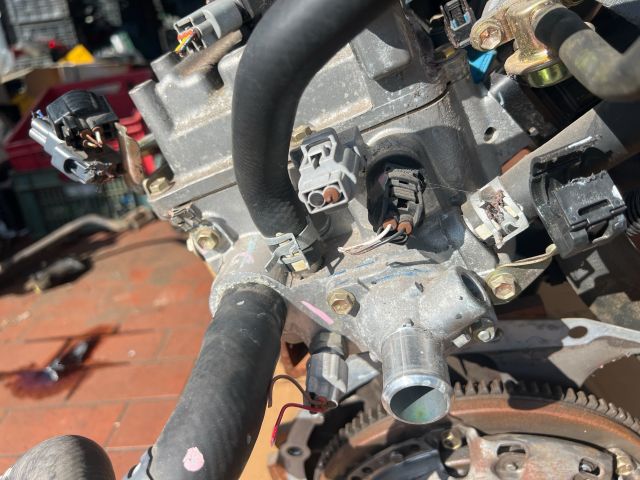 bontott TOYOTA YARIS Motor (Fűzött blokk hengerfejjel)