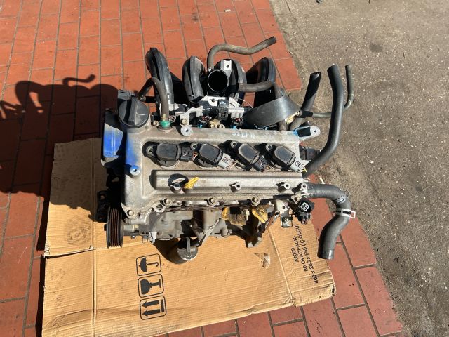bontott TOYOTA YARIS Motor (Fűzött blokk hengerfejjel)