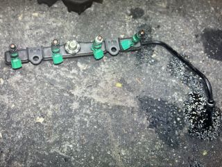 bontott TOYOTA YARIS Porlasztó Sor / Híd