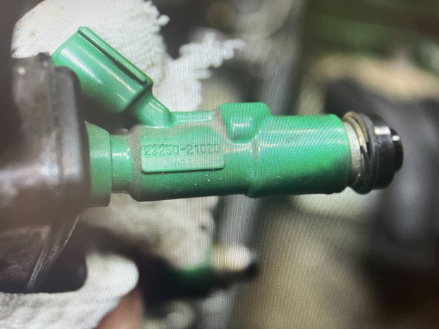 bontott TOYOTA YARIS Porlasztó Sor / Híd