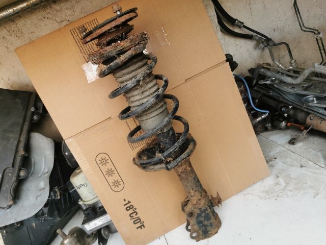 bontott TOYOTA YARIS Bal első Gólyaláb (Lengécsillapító, Rugó)