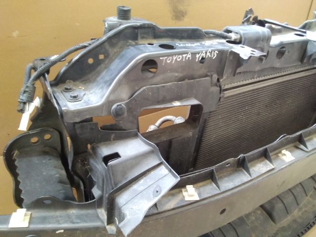 bontott TOYOTA YARIS Komplett Homlokfal (Részeivel)