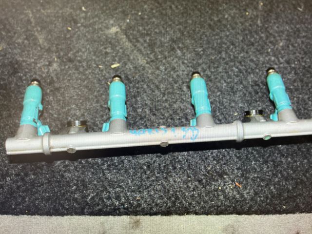 bontott TOYOTA YARIS Porlasztó Sor / Híd